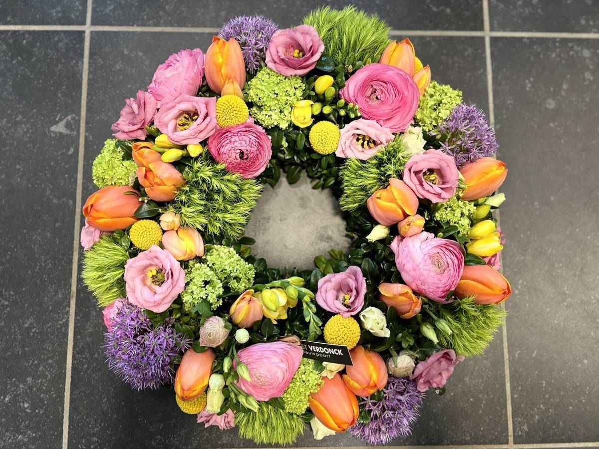 Bloemwerk met verse snijbloemen op de werktafel